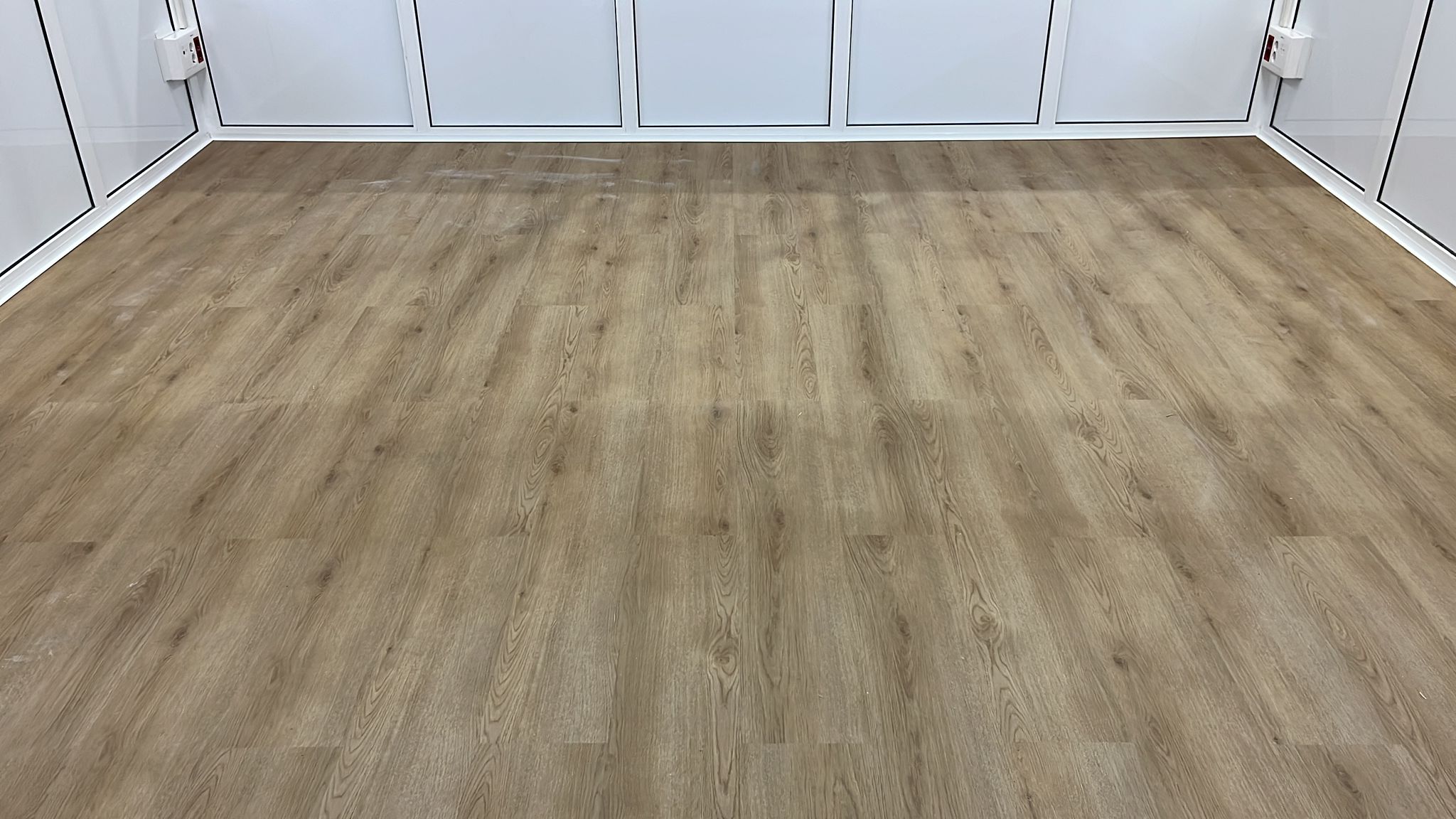 ESTANCIA NAVE INDUSTRIAL CON SUELO LAMINADO PARA OFICINA